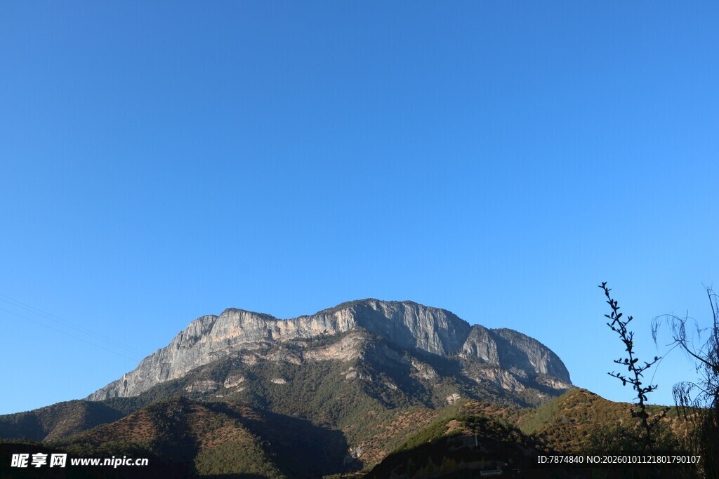 巍峨山峰映蓝天
