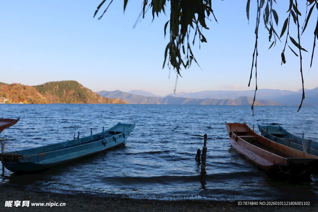 湖畔小船静泊美丽风光