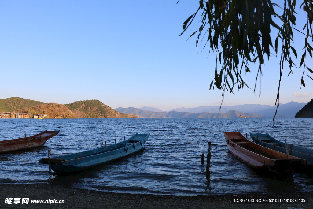 湖畔小船静泊的美丽景致