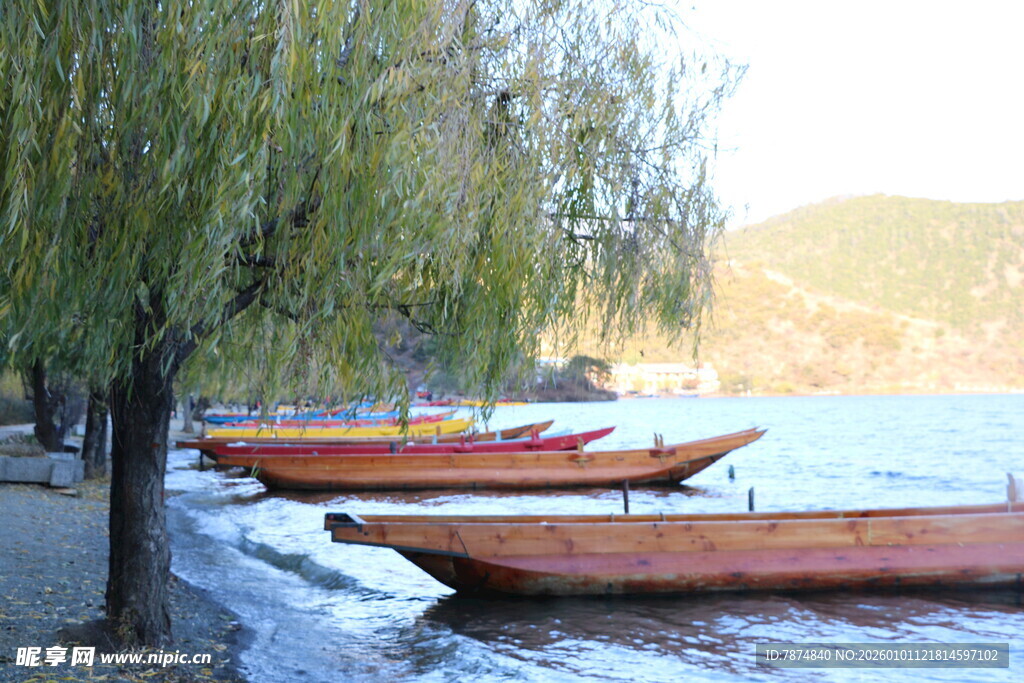 岸边停泊的多彩小船