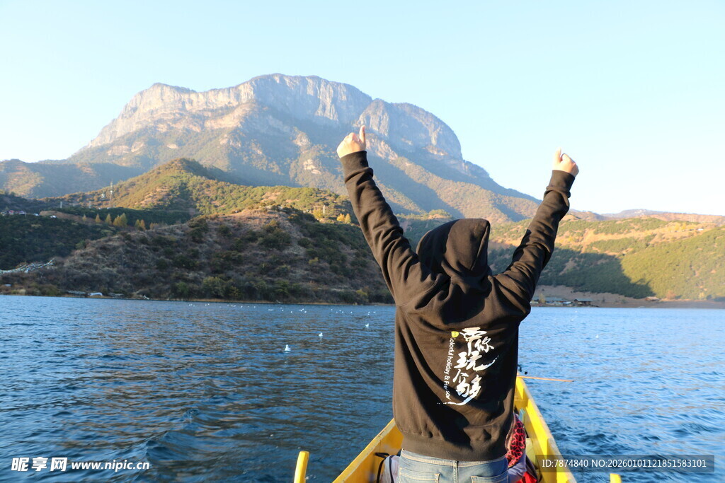 泛舟湖上欢呼的男子