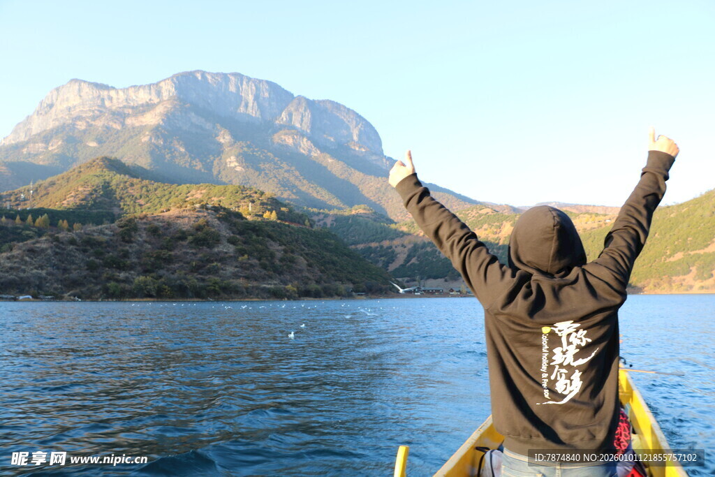 泛舟山水间 畅享自由时刻