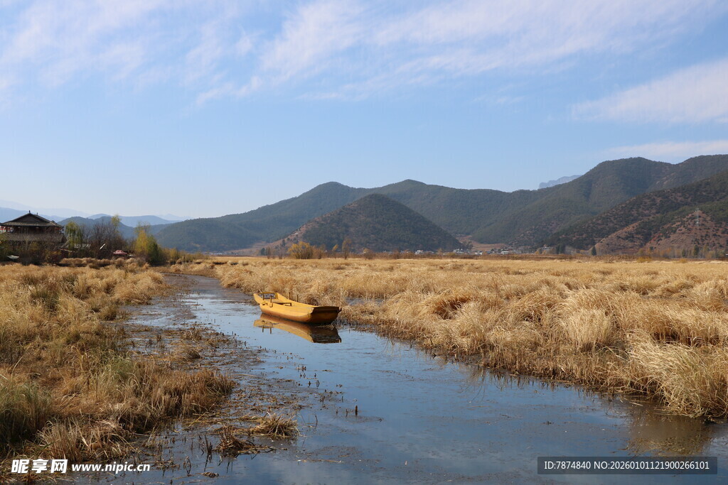 山野间小河上的孤舟