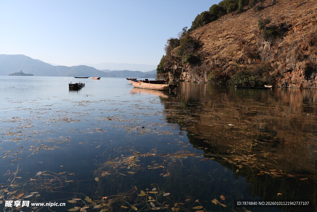 宁静湖畔小船停靠岸边