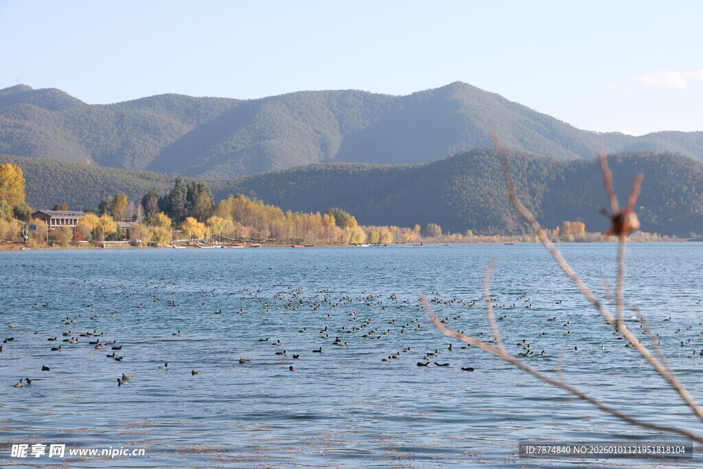 湖畔山水间的宁静景致