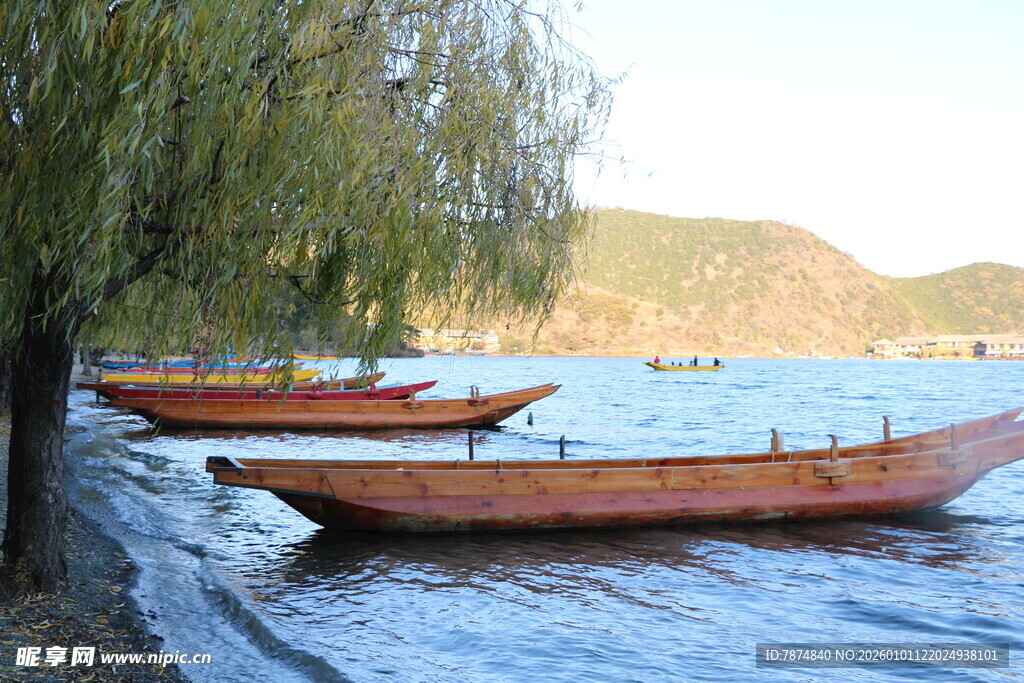 湖畔小船静泊如画风景