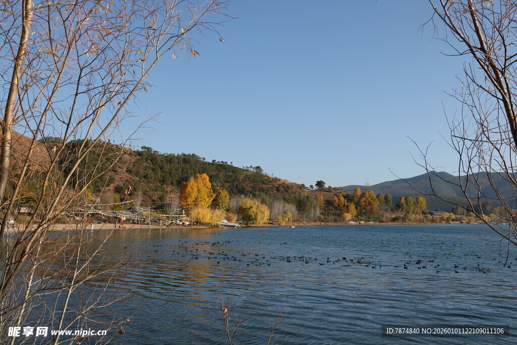 秋日湖畔风光