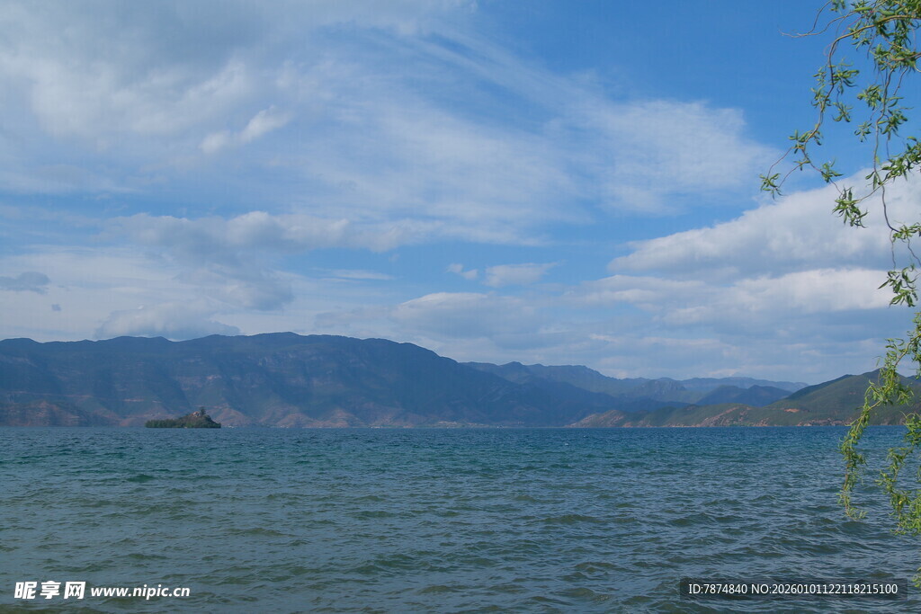 湖畔蓝天青山美景