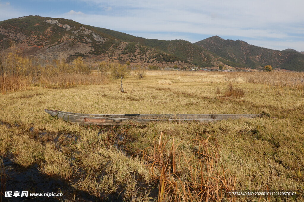广袤原野与远山风景