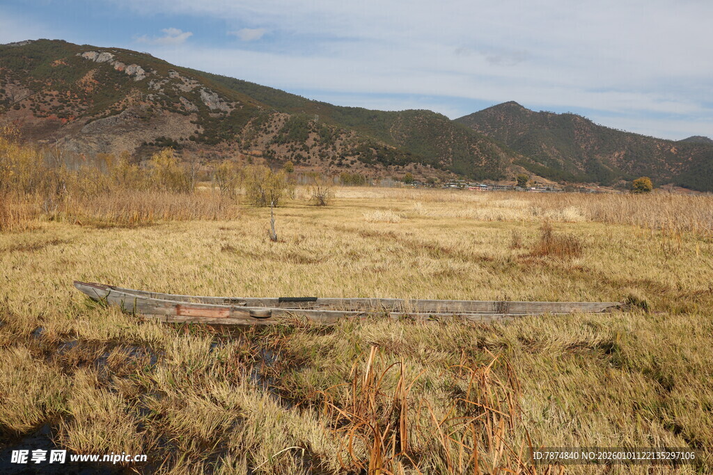 秋日山野中的开阔草地