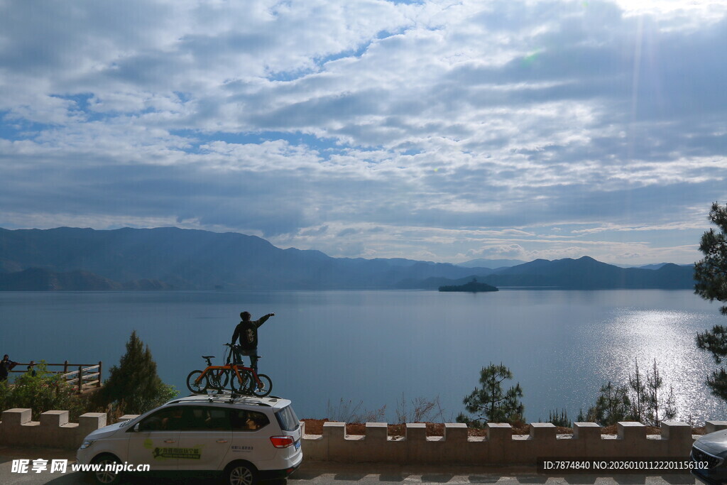 湖畔美景与车的静谧画面