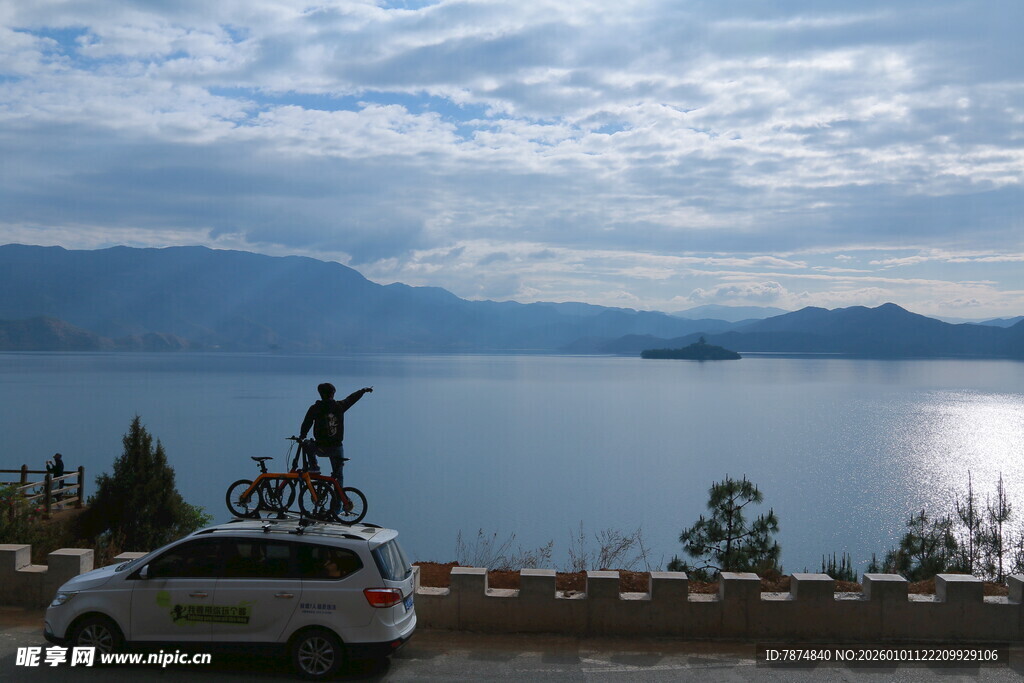 湖畔车旁的骑行者风景