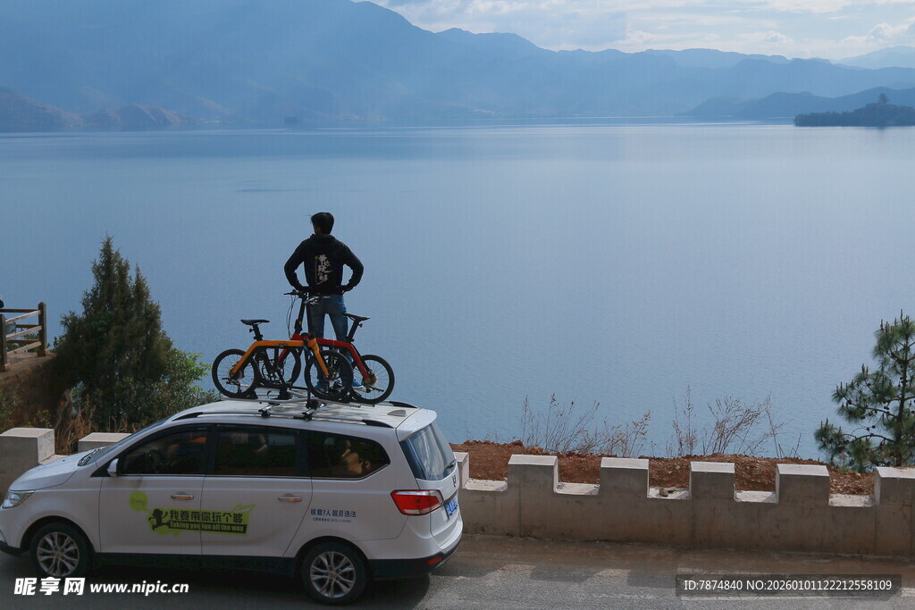 车顶载自行车的自驾车辆