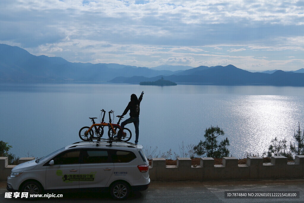 车顶上的自行车与湖景