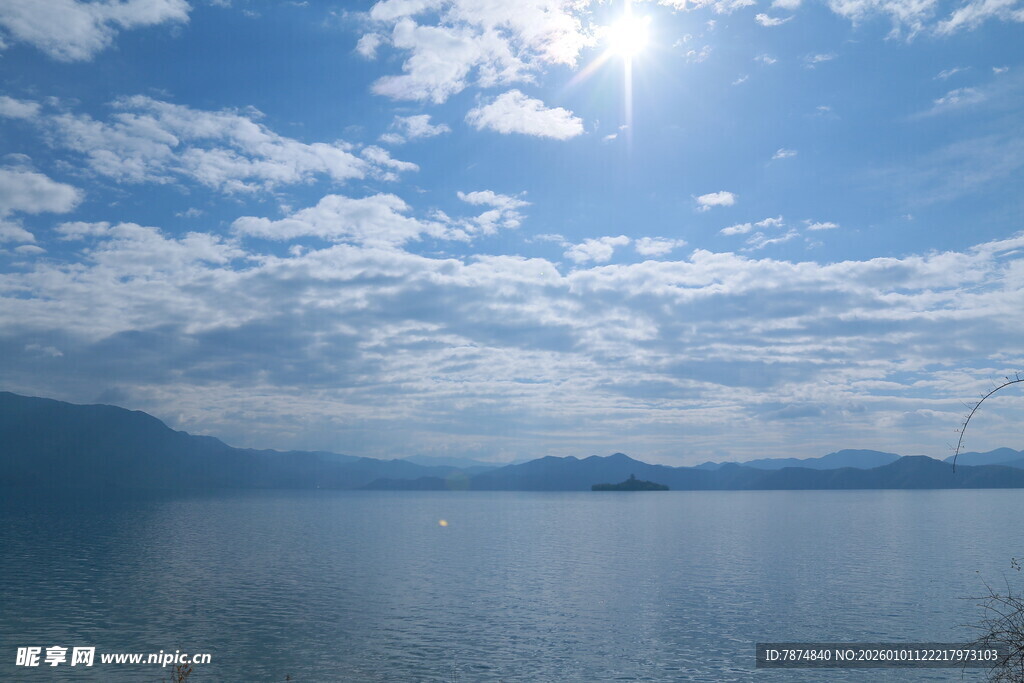蓝天碧水间的阳光湖泊