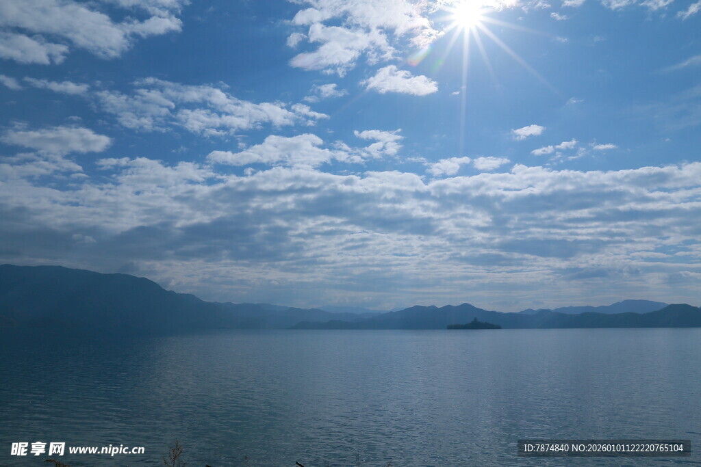 蓝天碧水间的静谧湖景