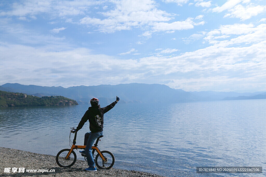 湖畔骑行者 畅享自然之美