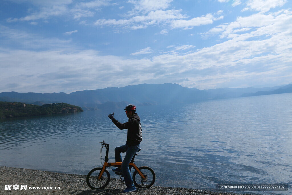 湖畔骑行者的惬意瞬间