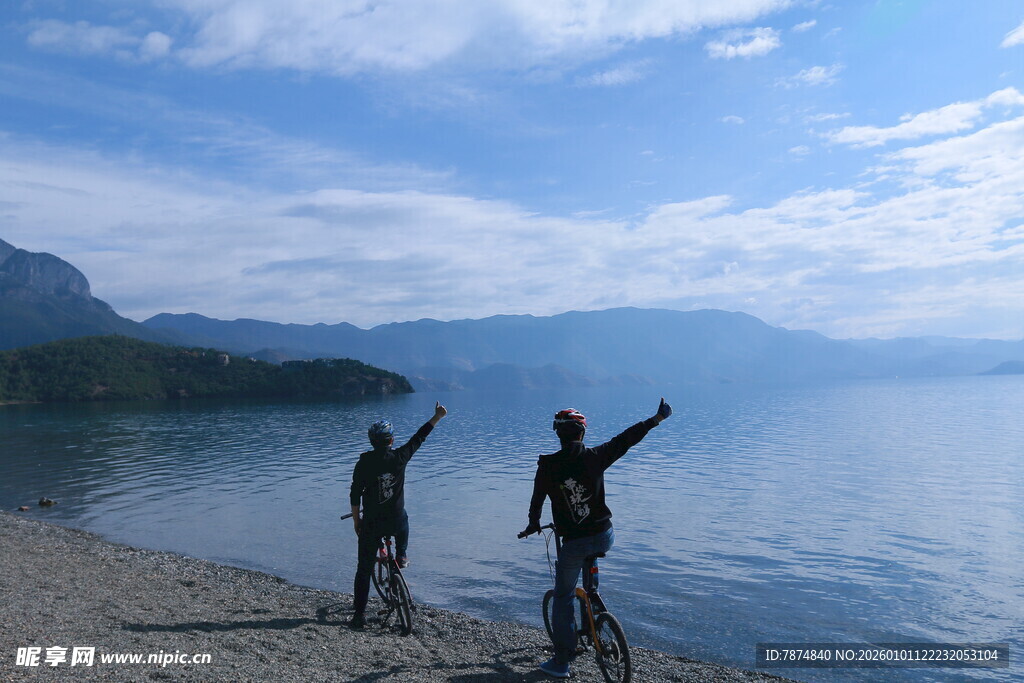 湖畔徒步者 畅享自然风光
