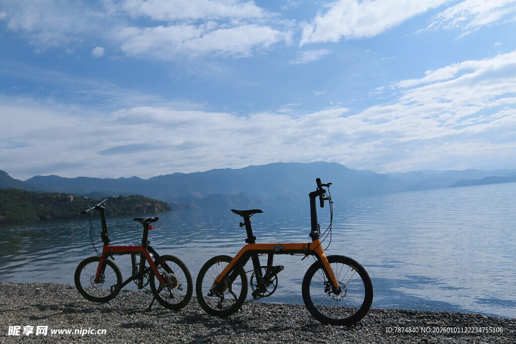 湖畔双车伴美景