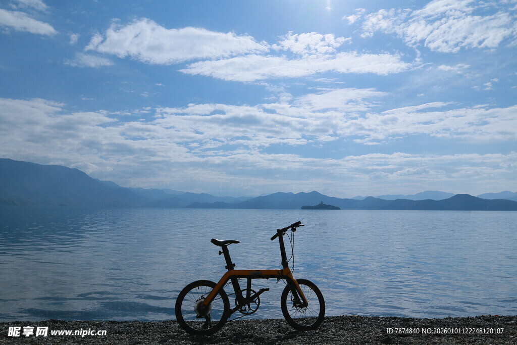 湖畔单车 静享美好时光