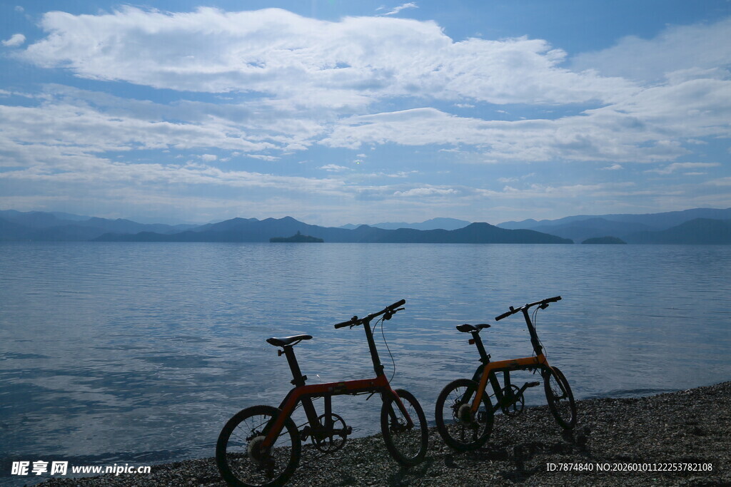 湖畔双车 静享自然之美