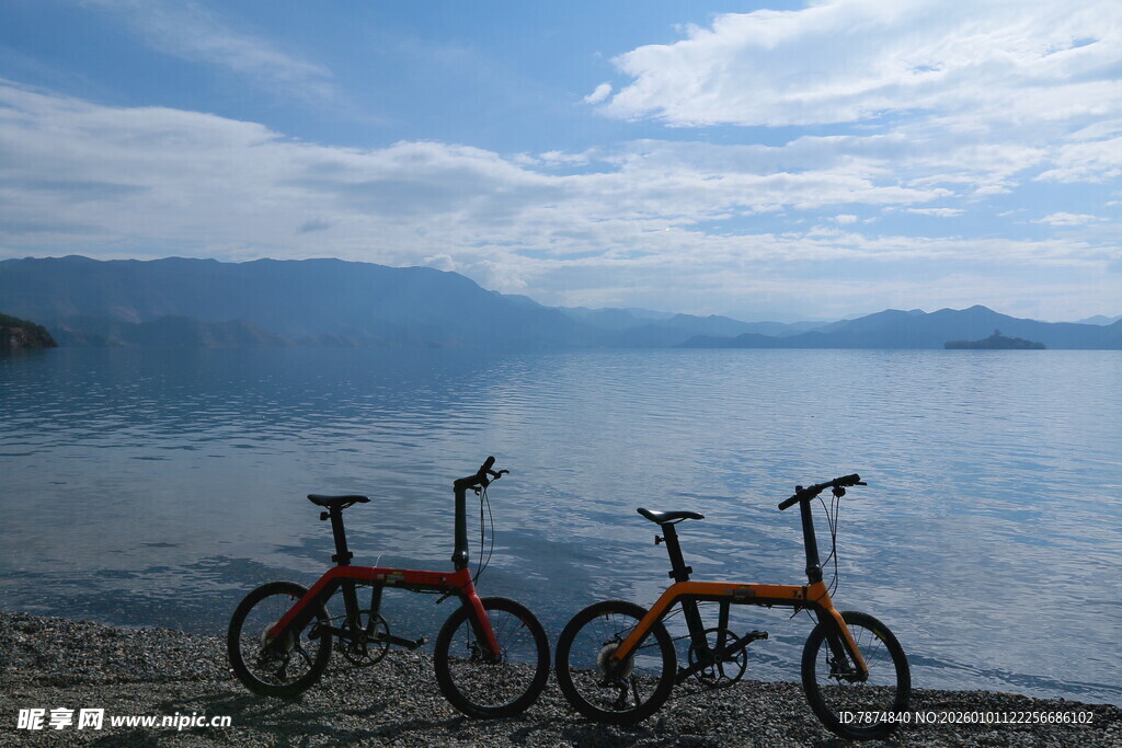 湖畔双车伴湖光山色