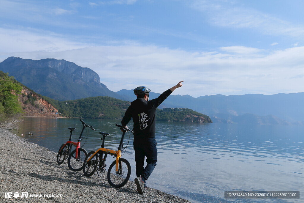 海边骑行者伸臂拥抱自然