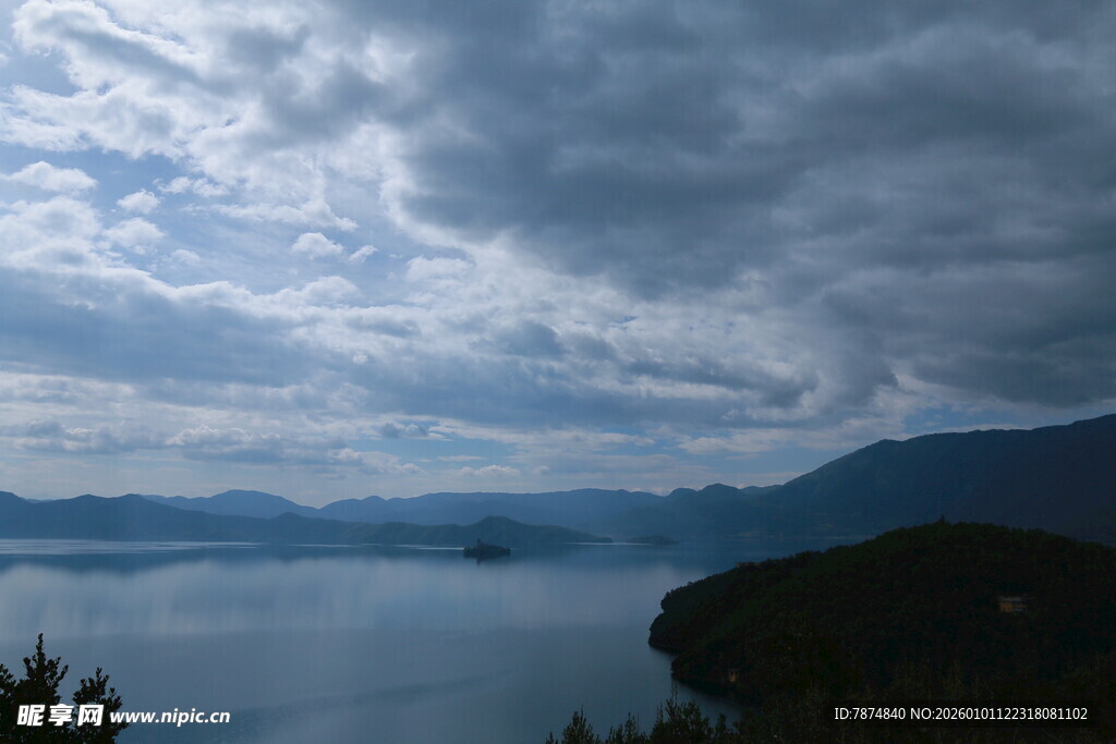 乌云笼罩下的静谧湖景