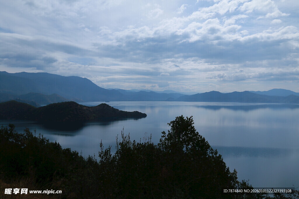宁静湖景与远山云雾