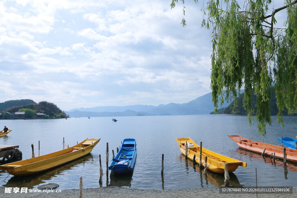 湖畔多彩小船静泊美景
