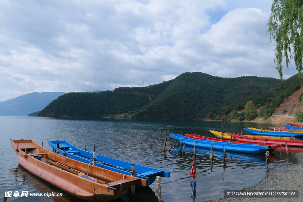 湖畔多彩船只停泊美景