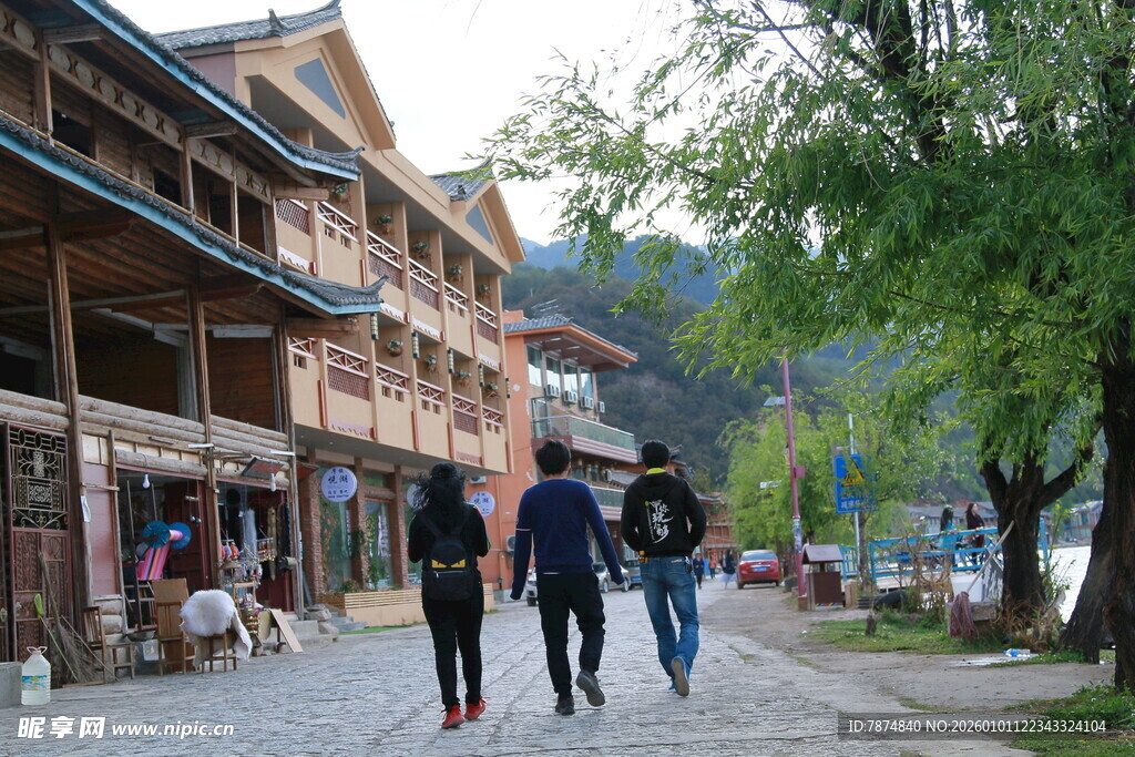 漫步古街的行人