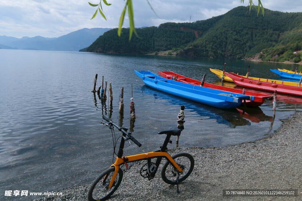 湖畔自行车与多彩小船