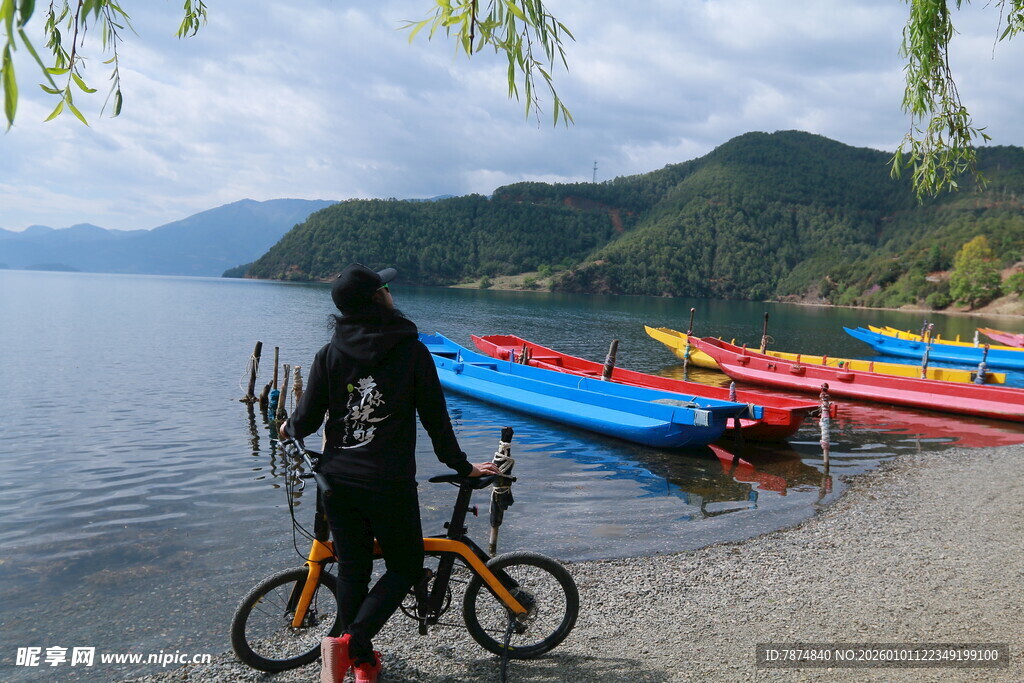 湖畔骑行与多彩小船风景