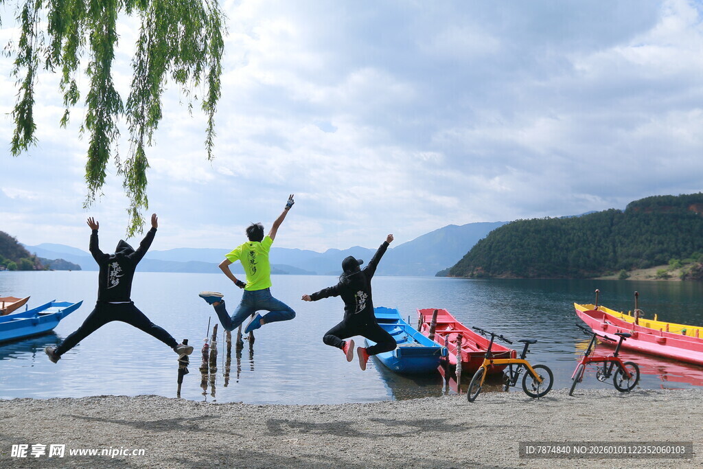 湖畔欢跃的青春活力瞬间