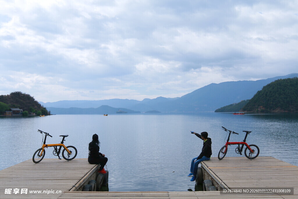 湖畔码头的骑行与惬意时光