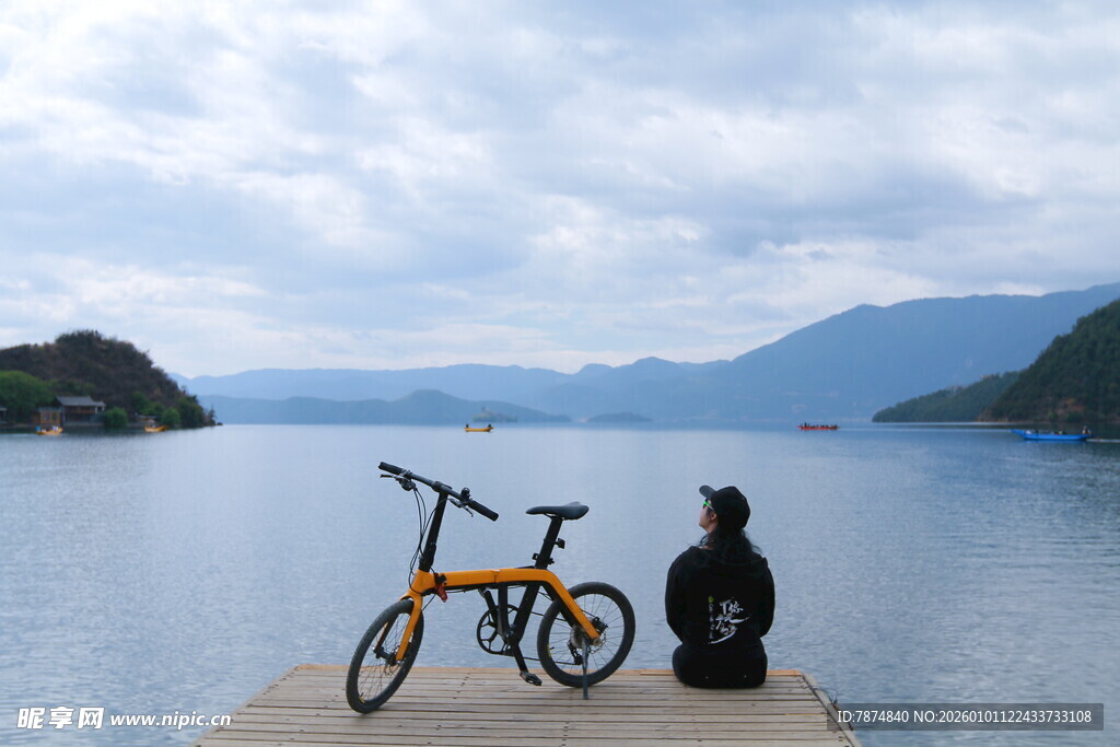 湖畔独思的人与橙色单车
