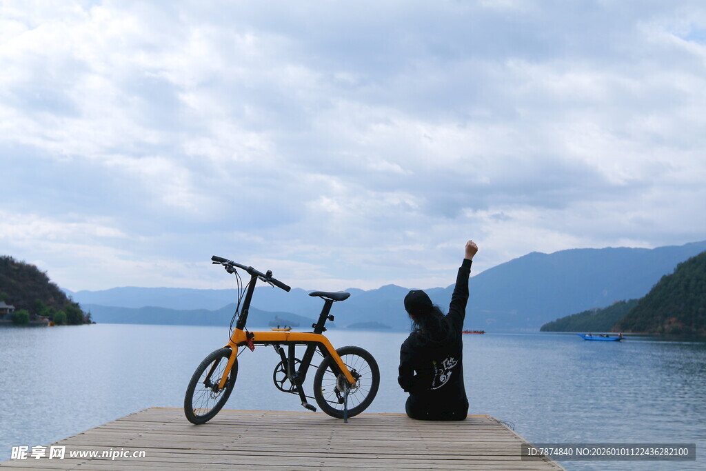 湖畔木栈上的自行车与旅人