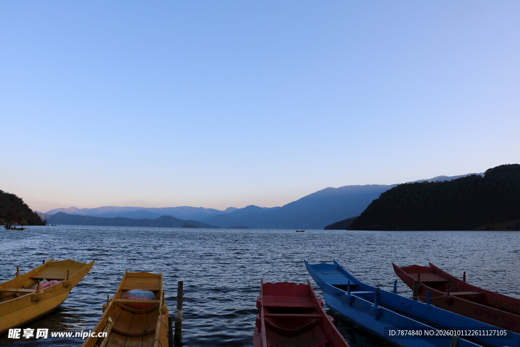 湖畔多彩船只静泊美景
