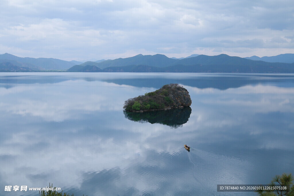 平静湖面中的孤独岩石