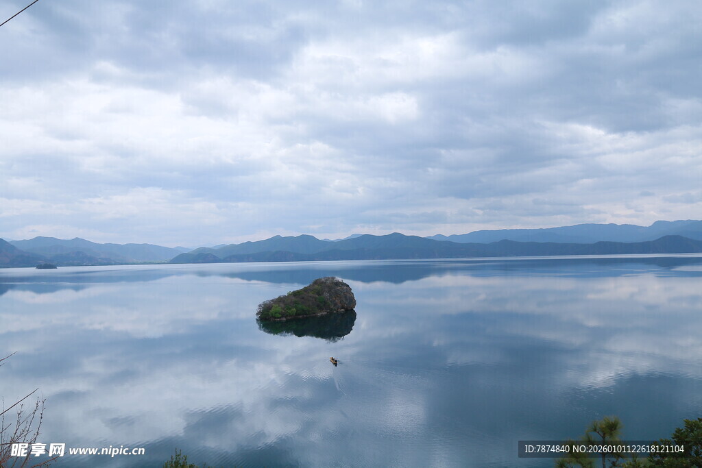 湖中小岛与山水云雾景致