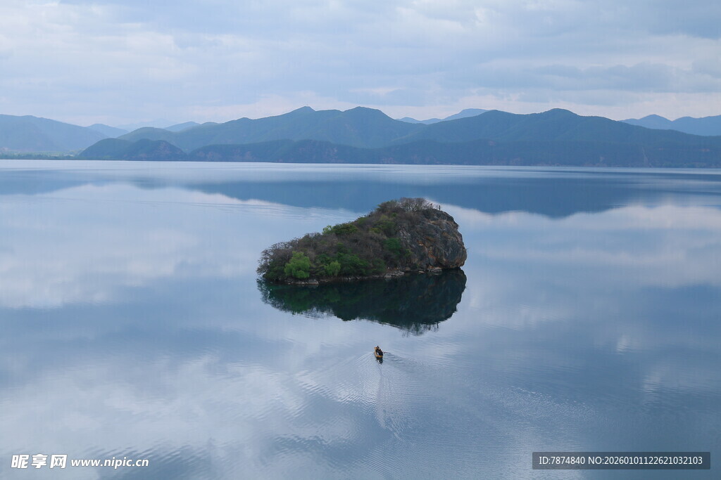 湖中小岛倒影 静谧美景