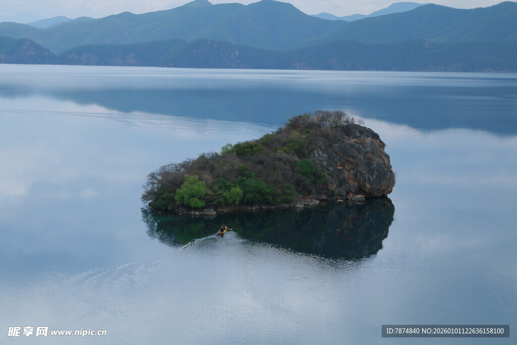 湖中小岛静谧风光