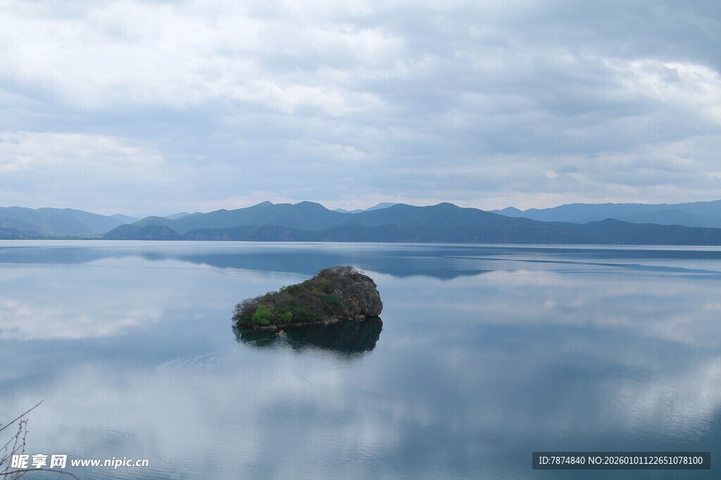 湖中小石 静谧山水景致