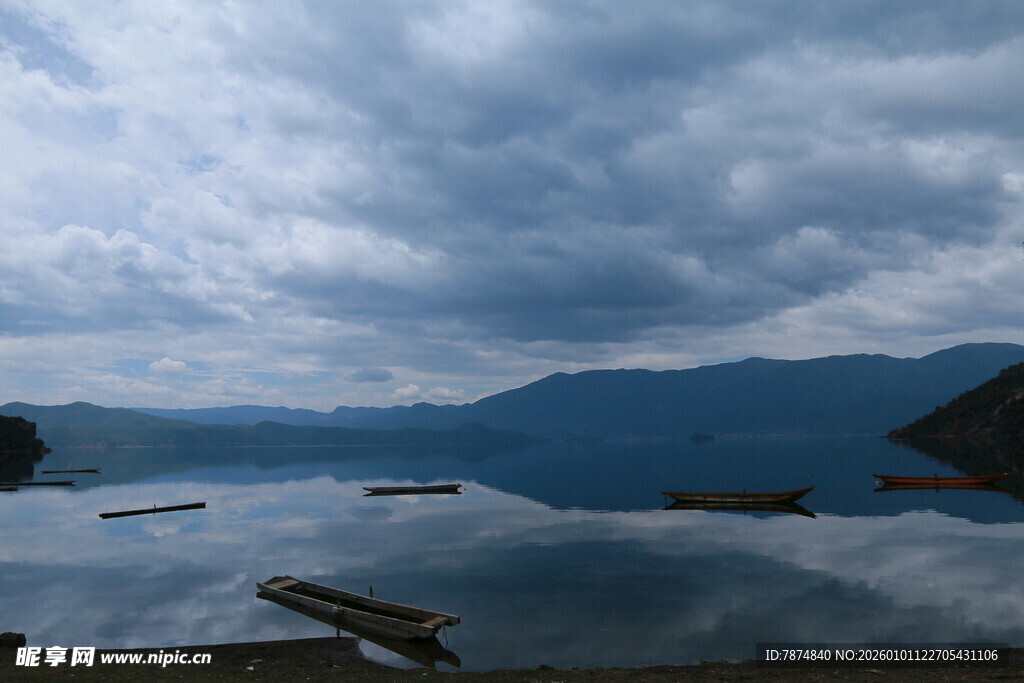 宁静湖景与远处山峦