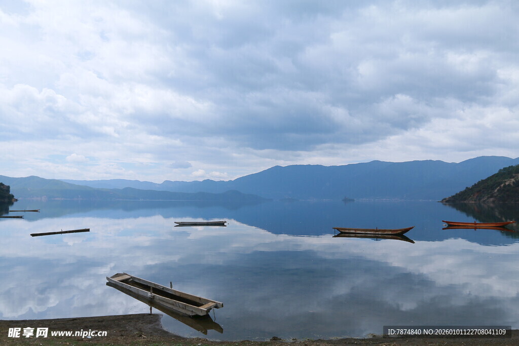 宁静湖面与远处山峦倒影