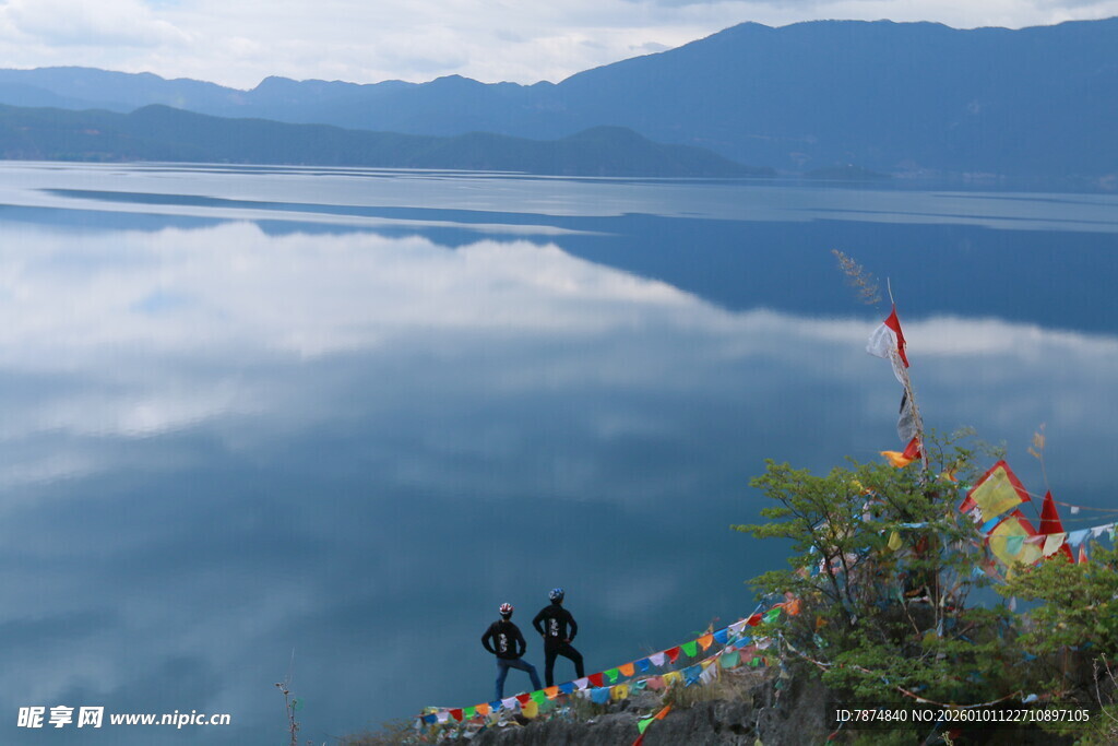 湖畔经幡与赏景的人群