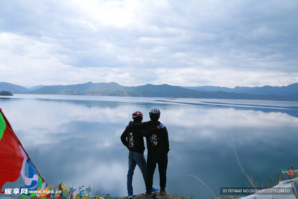 湖畔三人赏景留念