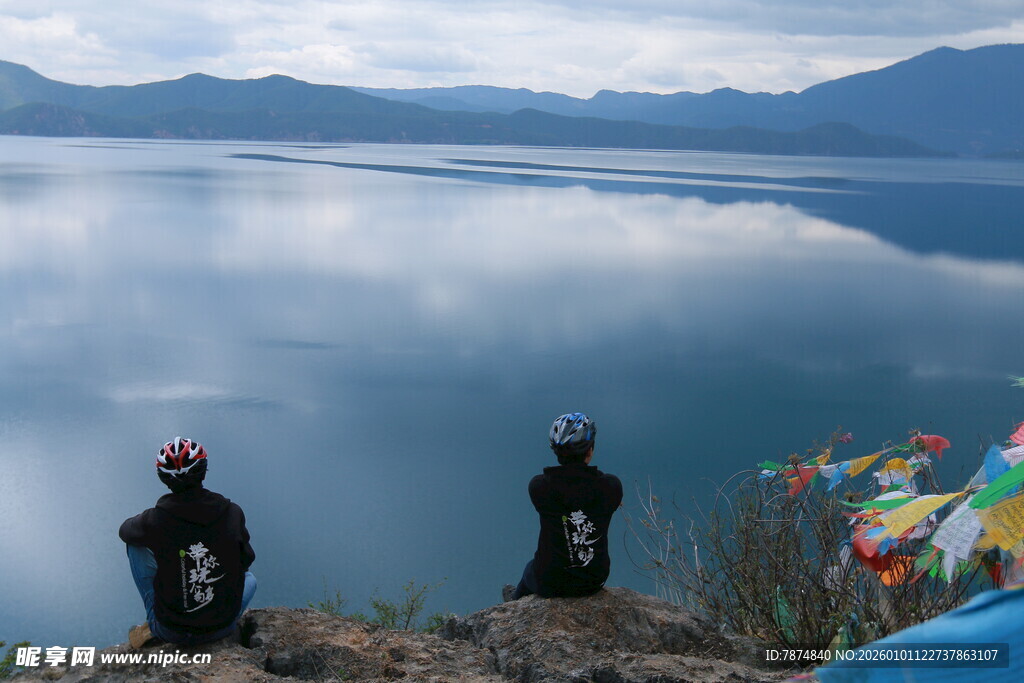 湖畔观景的骑行者